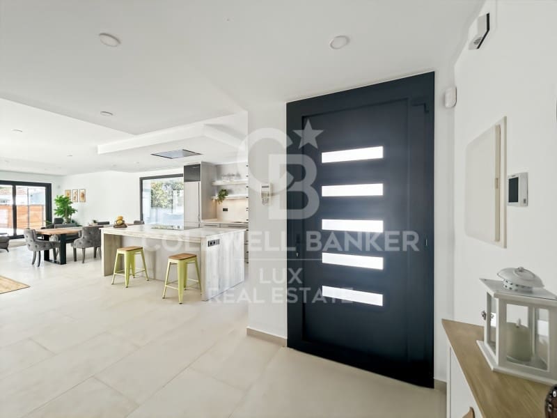 4 soveværelse Villa til salg i Empuriabrava med swimmingpool garage - € 795.000 (Ref: 9878810)