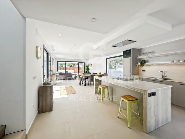 4 soveværelse Villa til salg i Empuriabrava, Castelló d'Empúries med swimmingpool garage - € 795.000 (Ref: 9878810)