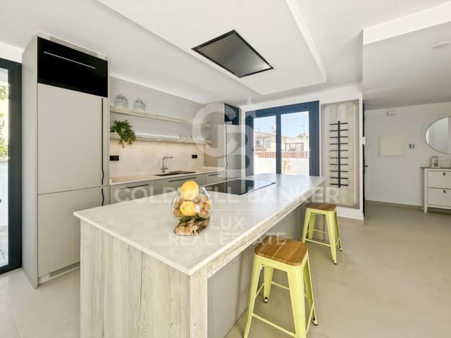 4 soveværelse Villa til salg i Empuriabrava, Castelló d'Empúries med swimmingpool garage - € 795.000 (Ref: 9878810)