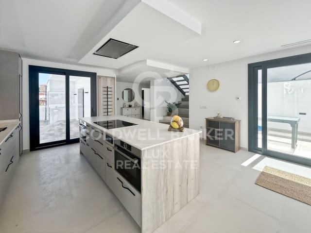 4 soveværelse Villa til salg i Empuriabrava, Castelló d'Empúries med swimmingpool garage - € 795.000 (Ref: 9878810)