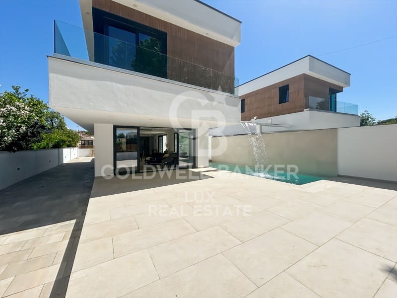 4 soveværelse Villa til salg i Empuriabrava med swimmingpool garage - € 795.000 (Ref: 9878810)