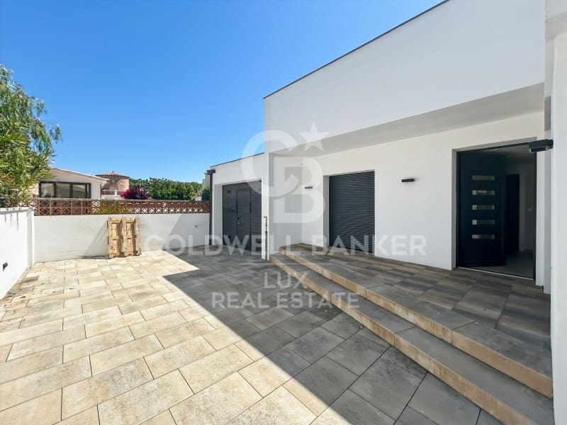 4 soveværelse Villa til salg i Empuriabrava med swimmingpool garage - € 795.000 (Ref: 9878810)