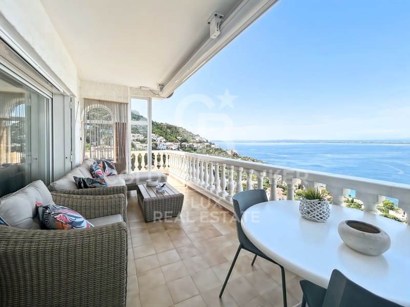 2 bedroom Penthouse for sale in Roses with pool garage - € 495,000 (Ref: 9894447)
