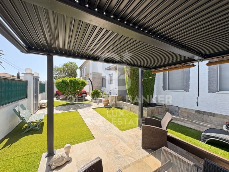 6 soveværelse Villa til salg i Empuriabrava med swimmingpool - € 840.000 (Ref: 9915816)