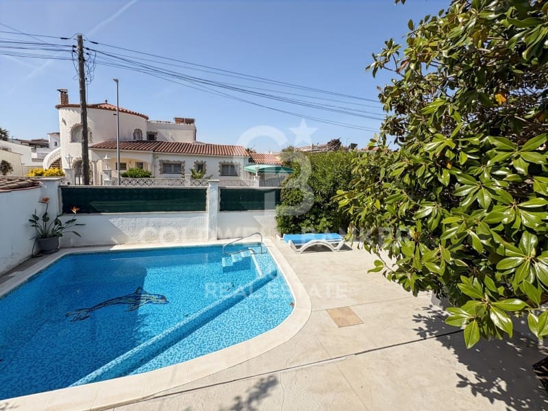 6 soveværelse Villa til salg i Empuriabrava med swimmingpool - € 840.000 (Ref: 9915816)