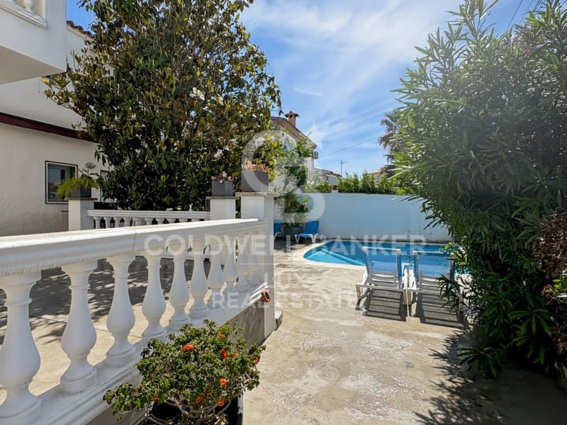 6 soveværelse Villa til salg i Empuriabrava med swimmingpool - € 840.000 (Ref: 9915816)