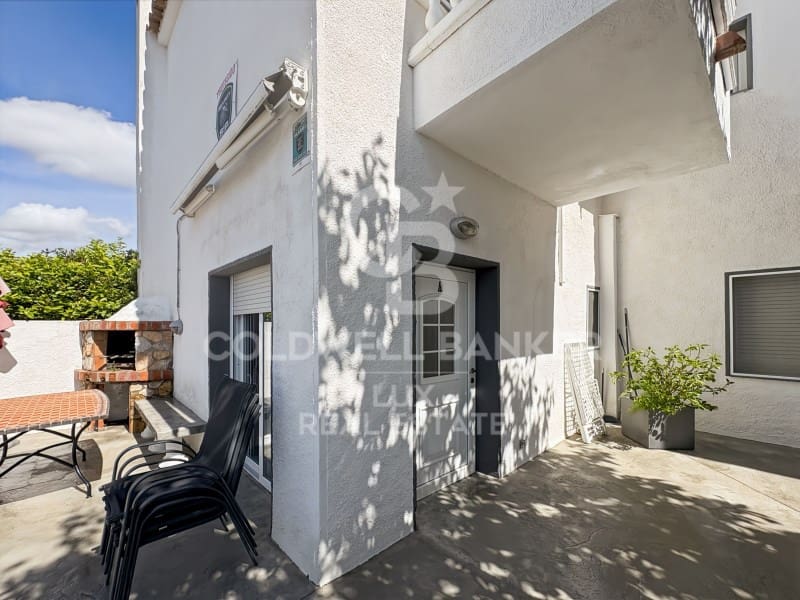 6 soveværelse Villa til salg i Empuriabrava med swimmingpool - € 840.000 (Ref: 9915816)