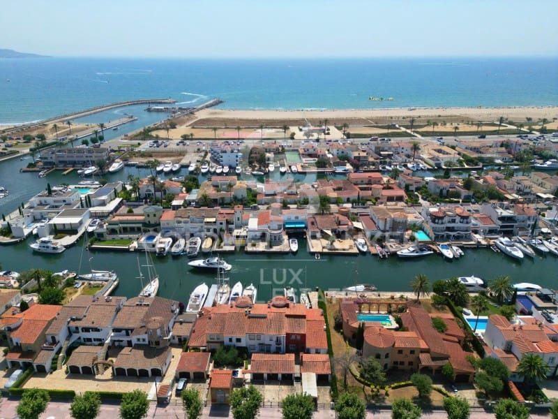 3 soveværelse Villa til salg i Empuriabrava med garage - € 607.000 (Ref: 9966323)