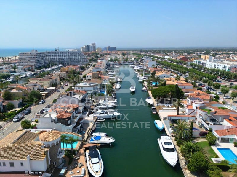 3 soveværelse Villa til salg i Empuriabrava med garage - € 607.000 (Ref: 9966323)