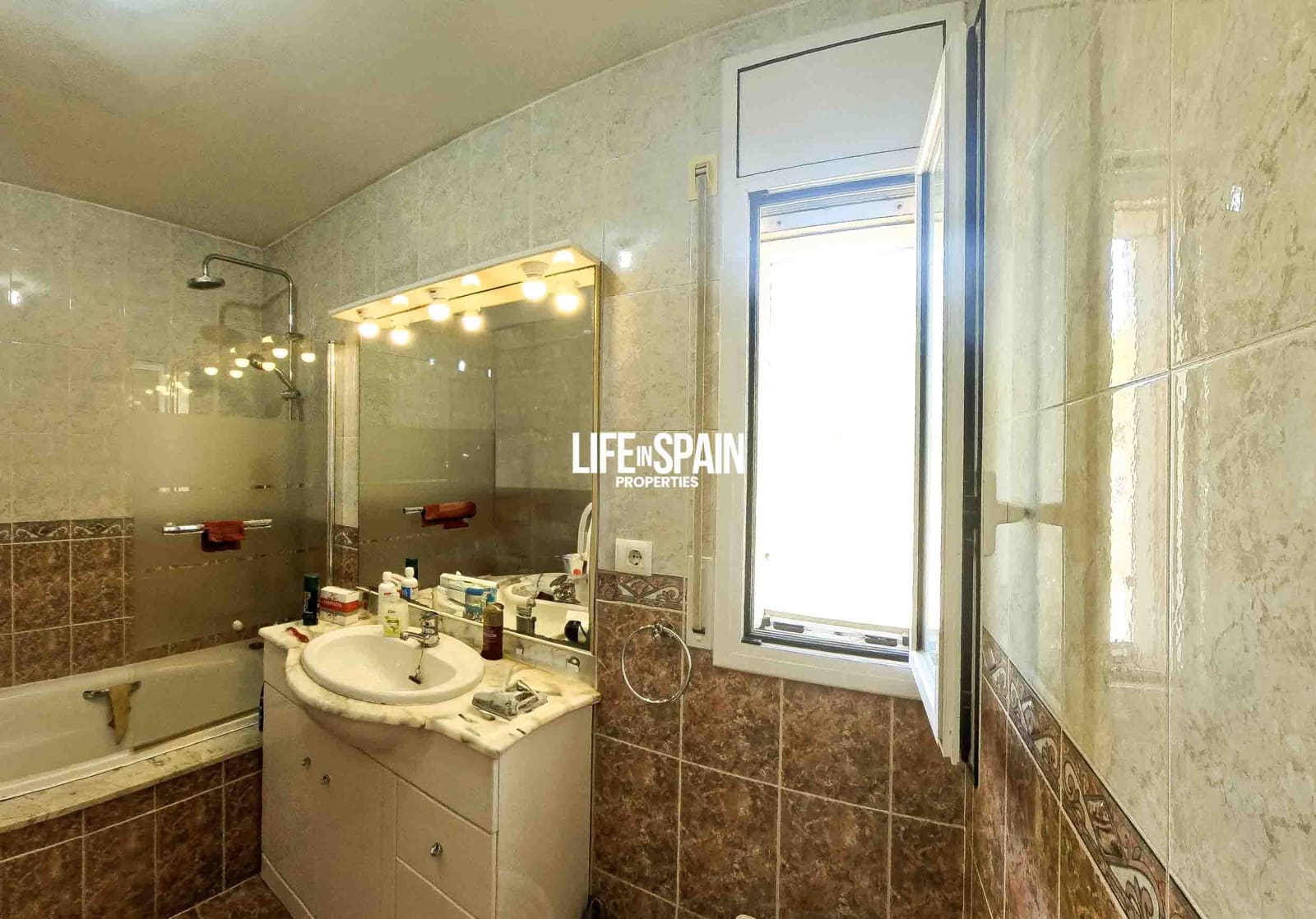 3 bedroom Villa for sale in Ginestar with pool garage - € 380,000 (Ref: 9148780)