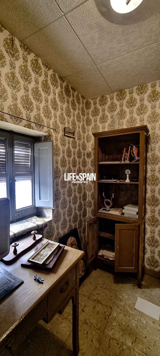 8 soveværelse Byhus til salg i Ginestar - € 85.000 (Ref: 9158365)