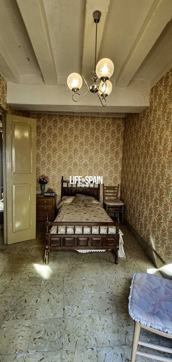 8 soveværelse Byhus til salg i Ginestar - € 85.000 (Ref: 9158365)