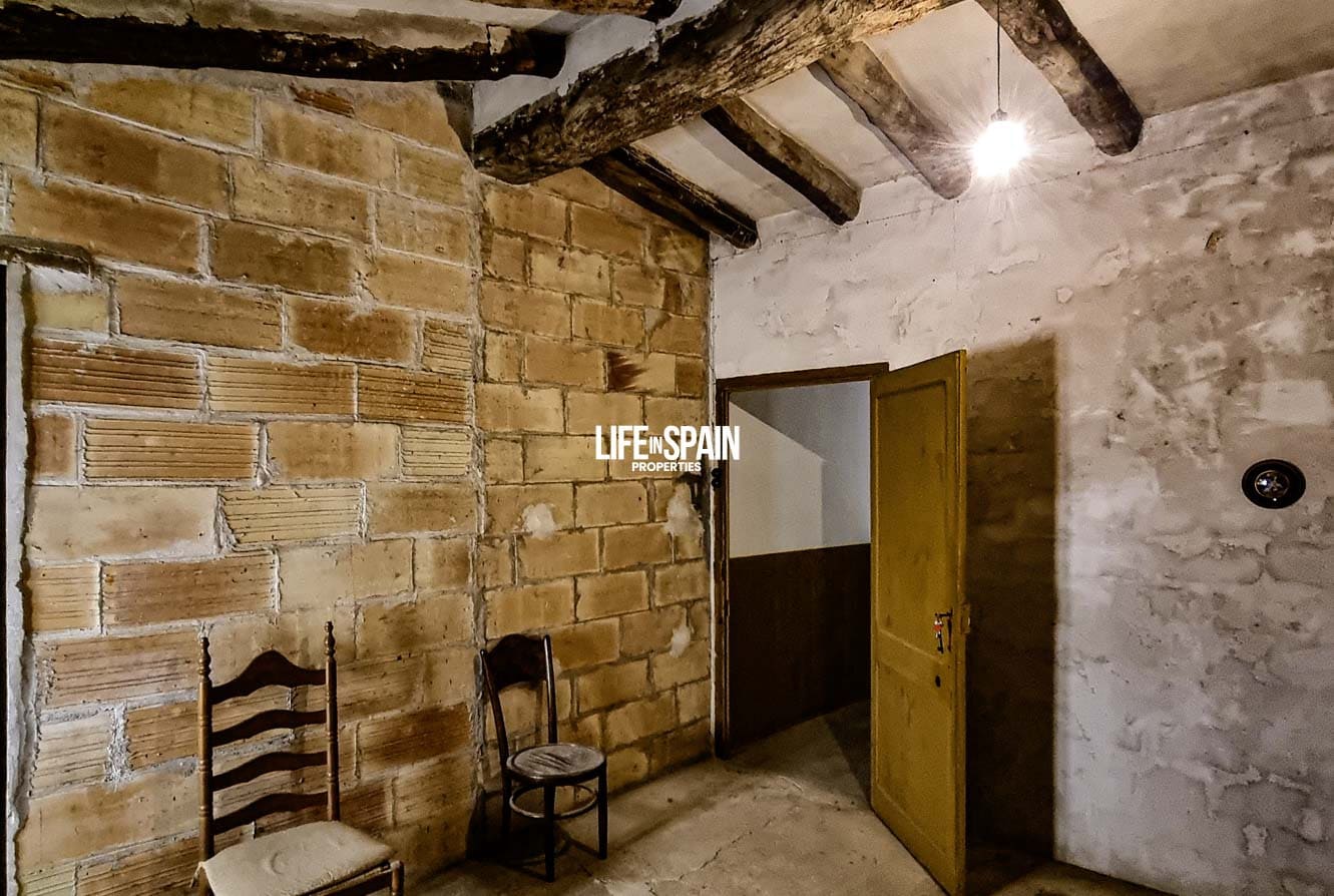 8 soveværelse Byhus til salg i Ginestar - € 85.000 (Ref: 9158365)