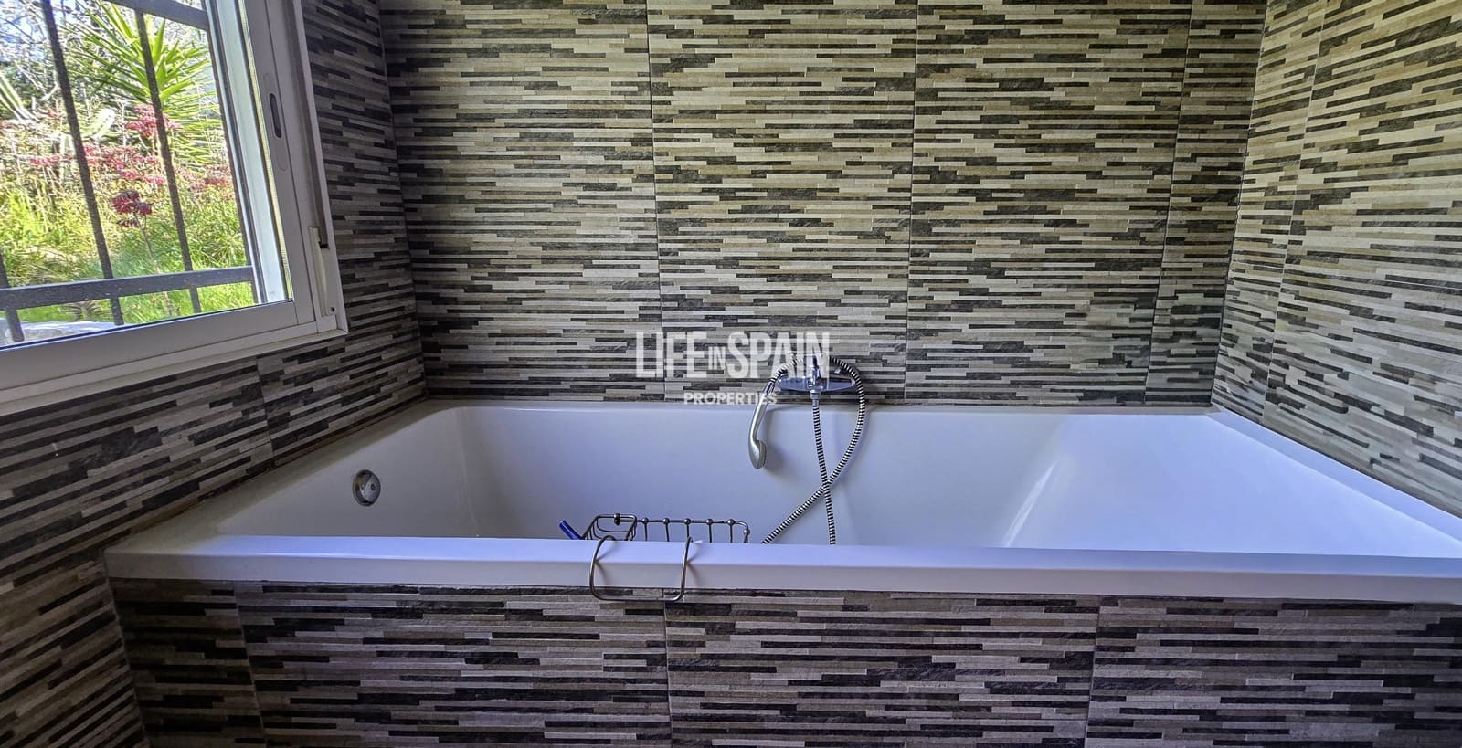 6 bedroom Finca/Country House for sale in L'Ampolla - € 390,000 (Ref: 9751489)