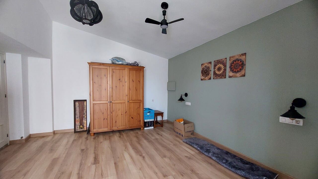 4 bedroom Villa for sale in El Pareton - € 185,000 (Ref: 9510344)