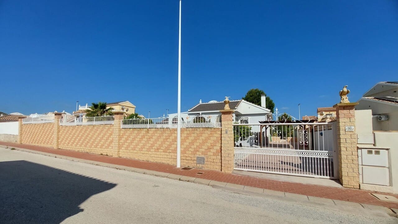 3 bedroom Villa for sale in Camposol with pool - € 245,000 (Ref: 9720625)