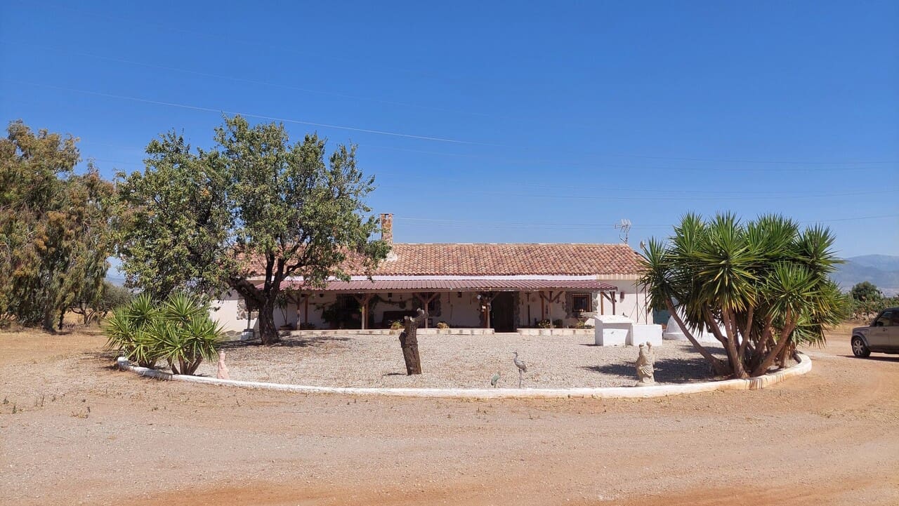 3 bedroom Finca/Country House for sale in Aguaderas with garage - € 369,950 (Ref: 9923113)