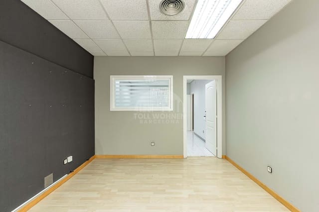 Commercial for rent in Barcelona city - € 3,900 (Ref: 9228921)
