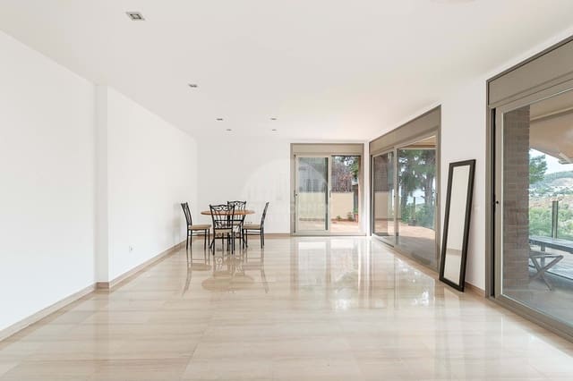 6 bedroom Villa for sale in Castelldefels with pool garage - € 1,295,000 (Ref: 9271839)