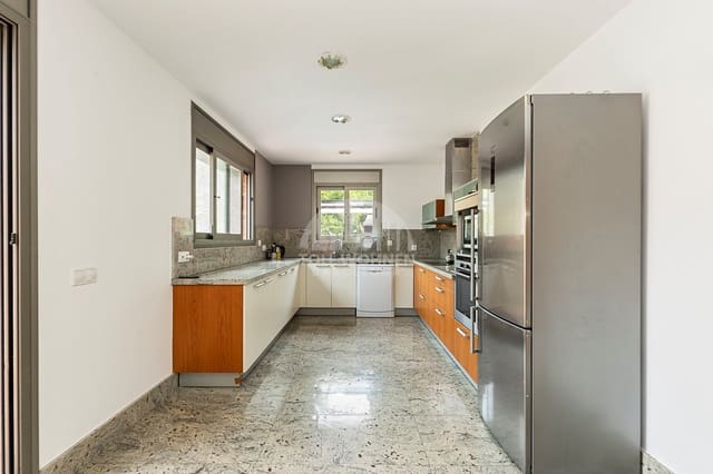 6 bedroom Villa for sale in Castelldefels with pool garage - € 1,295,000 (Ref: 9271839)