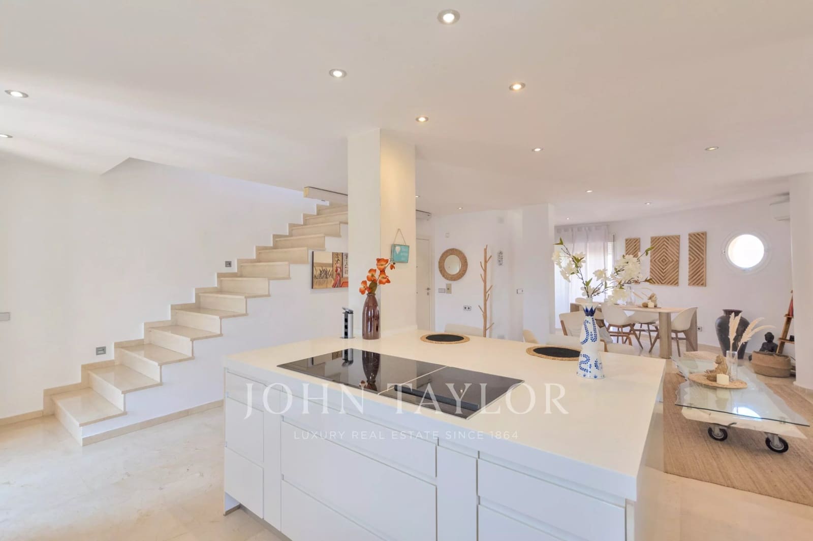 2 bedroom Penthouse for sale in Santa Eulalia / Santa Eularia with pool - € 880,000 (Ref: 10012650)