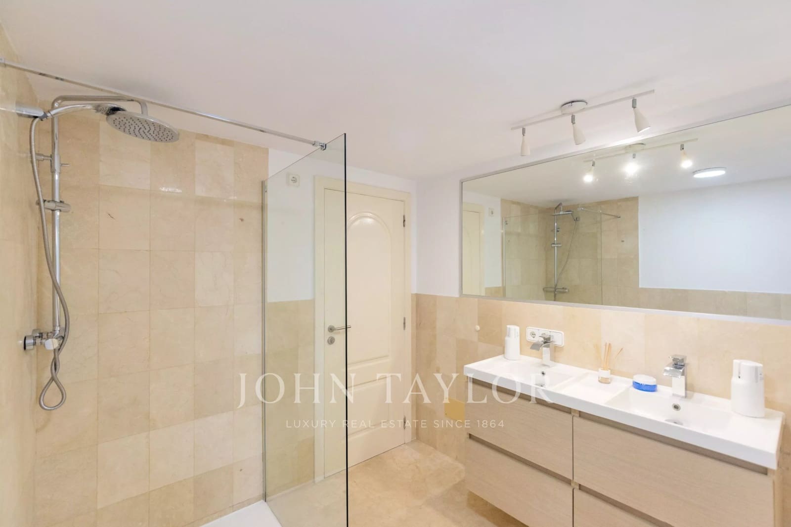 2 bedroom Penthouse for sale in Santa Eulalia / Santa Eularia with pool - € 880,000 (Ref: 10012650)
