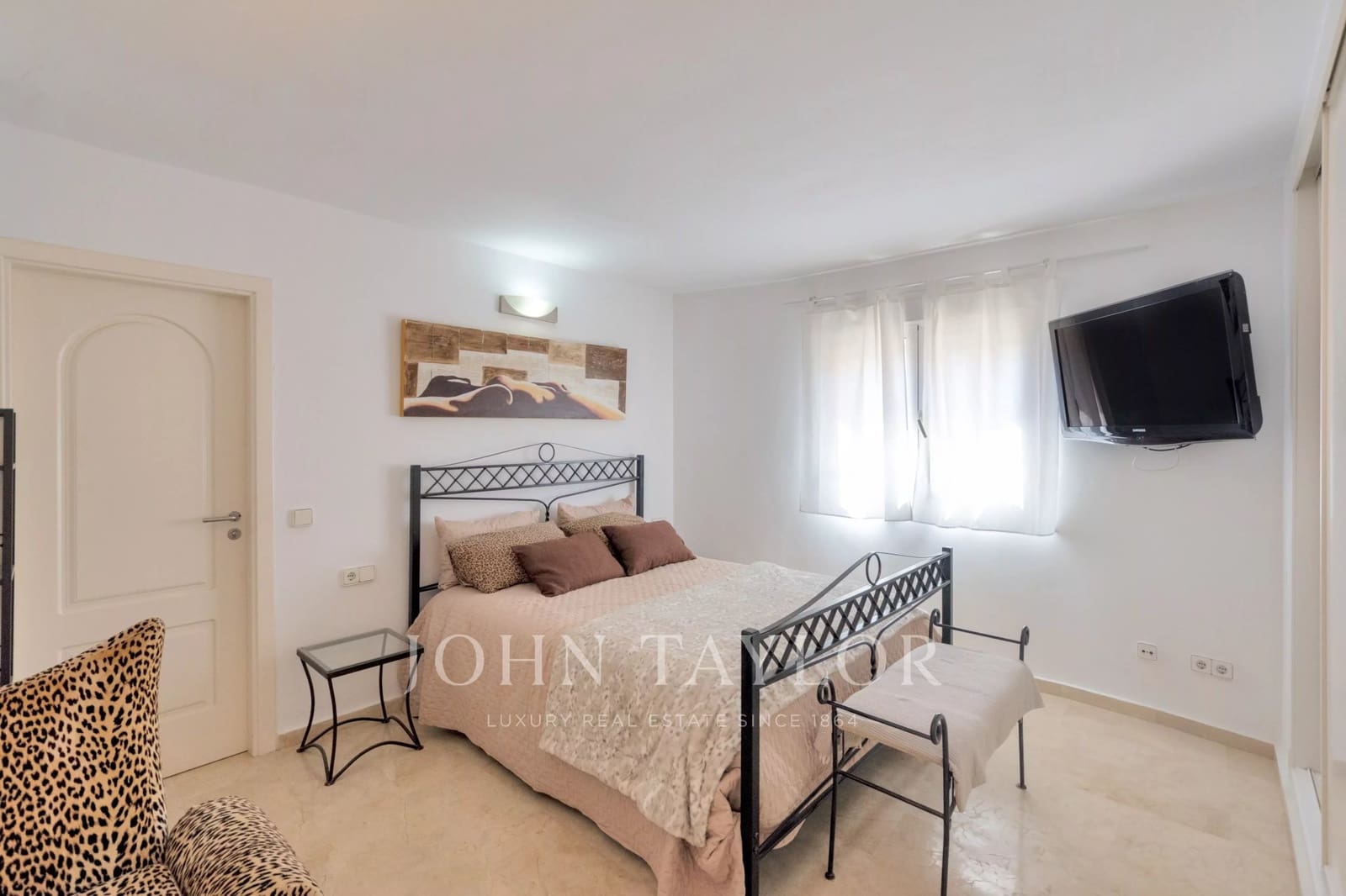 2 bedroom Penthouse for sale in Santa Eulalia / Santa Eularia with pool - € 880,000 (Ref: 10012650)