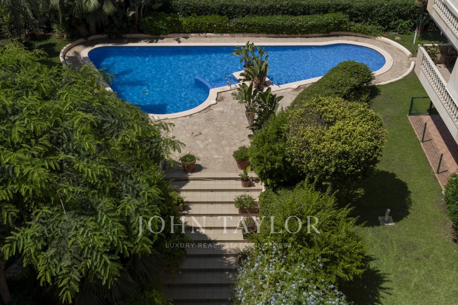2 bedroom Penthouse for sale in Santa Eulalia / Santa Eularia with pool - € 880,000 (Ref: 10012650)