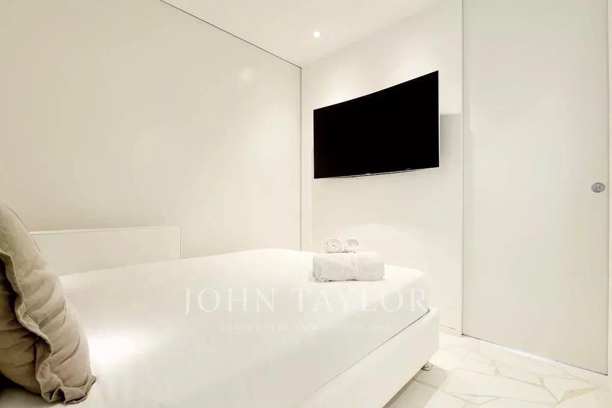 2 bedroom Apartment for sale in Ibiza / Eivissa town with pool - € 1,200,000 (Ref: 9428637)