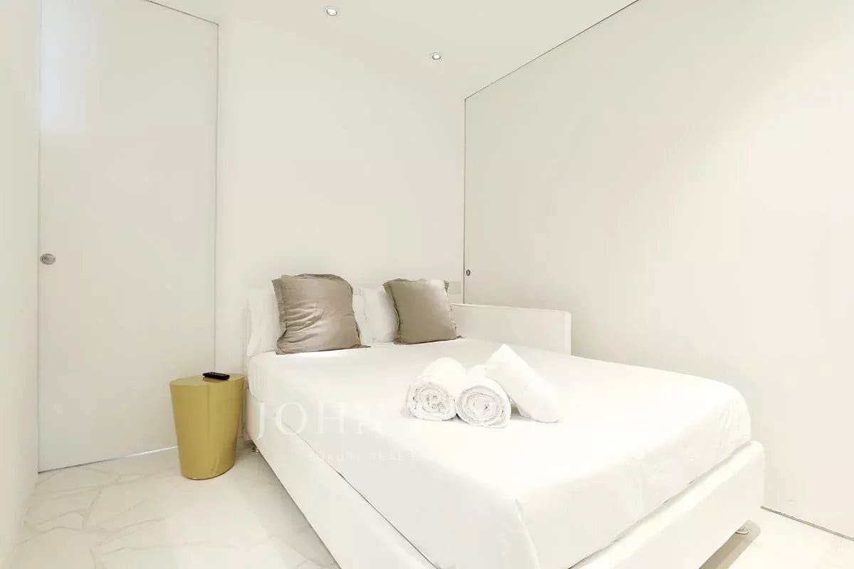 2 bedroom Apartment for sale in Ibiza / Eivissa town with pool - € 1,200,000 (Ref: 9428637)