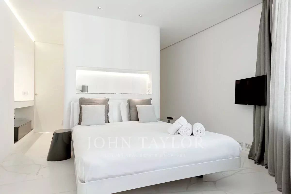 2 bedroom Apartment for sale in Ibiza / Eivissa town with pool - € 1,200,000 (Ref: 9428637)