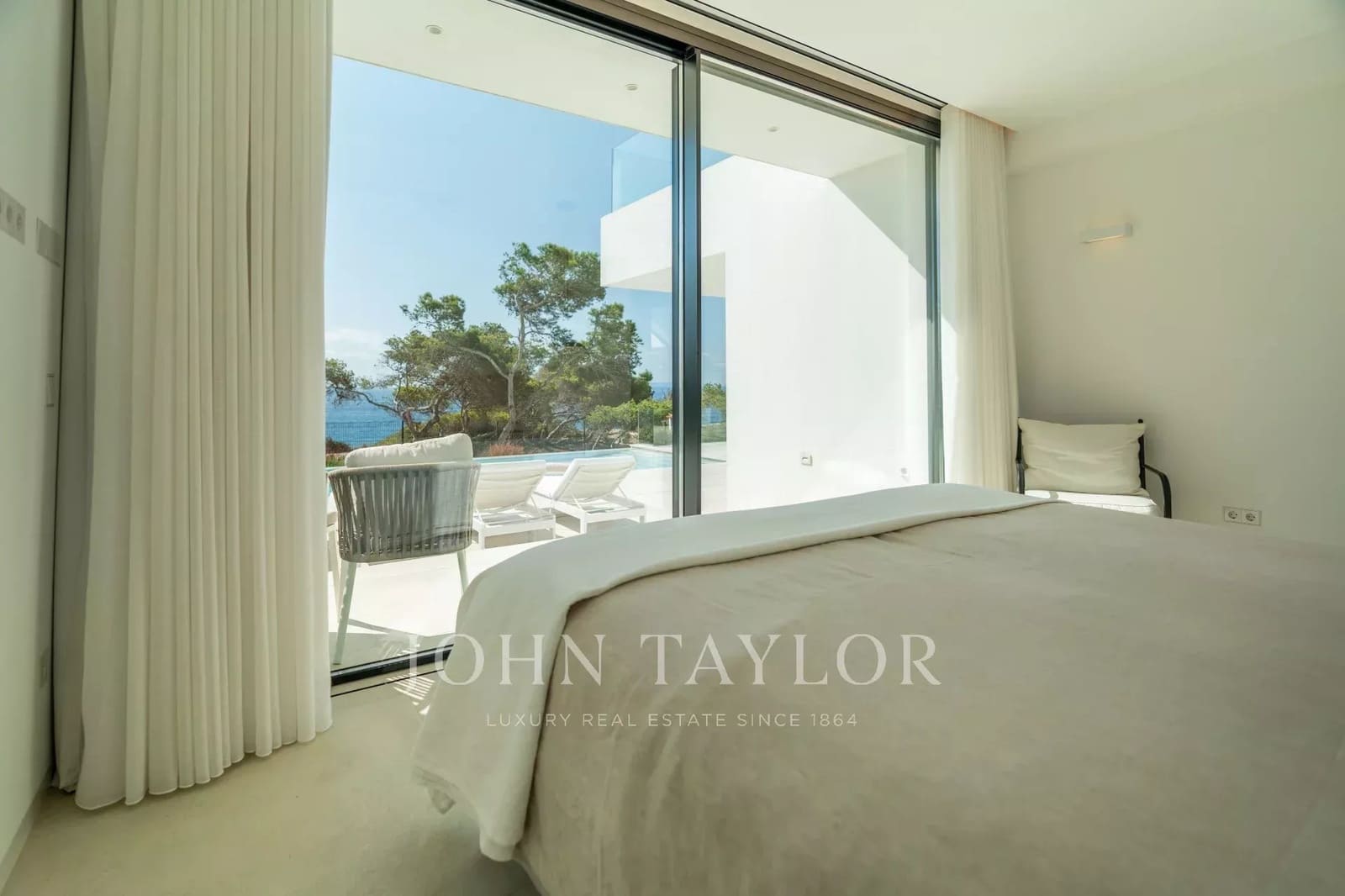 5 bedroom Villa for rent in Cap Martinet with pool - € 17,500 (Ref: 9428639)