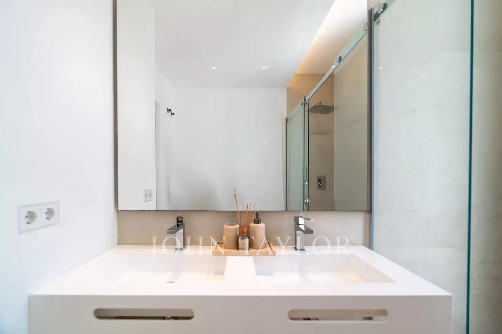 5 bedroom Villa for rent in Cap Martinet with pool - € 17,500 (Ref: 9428639)