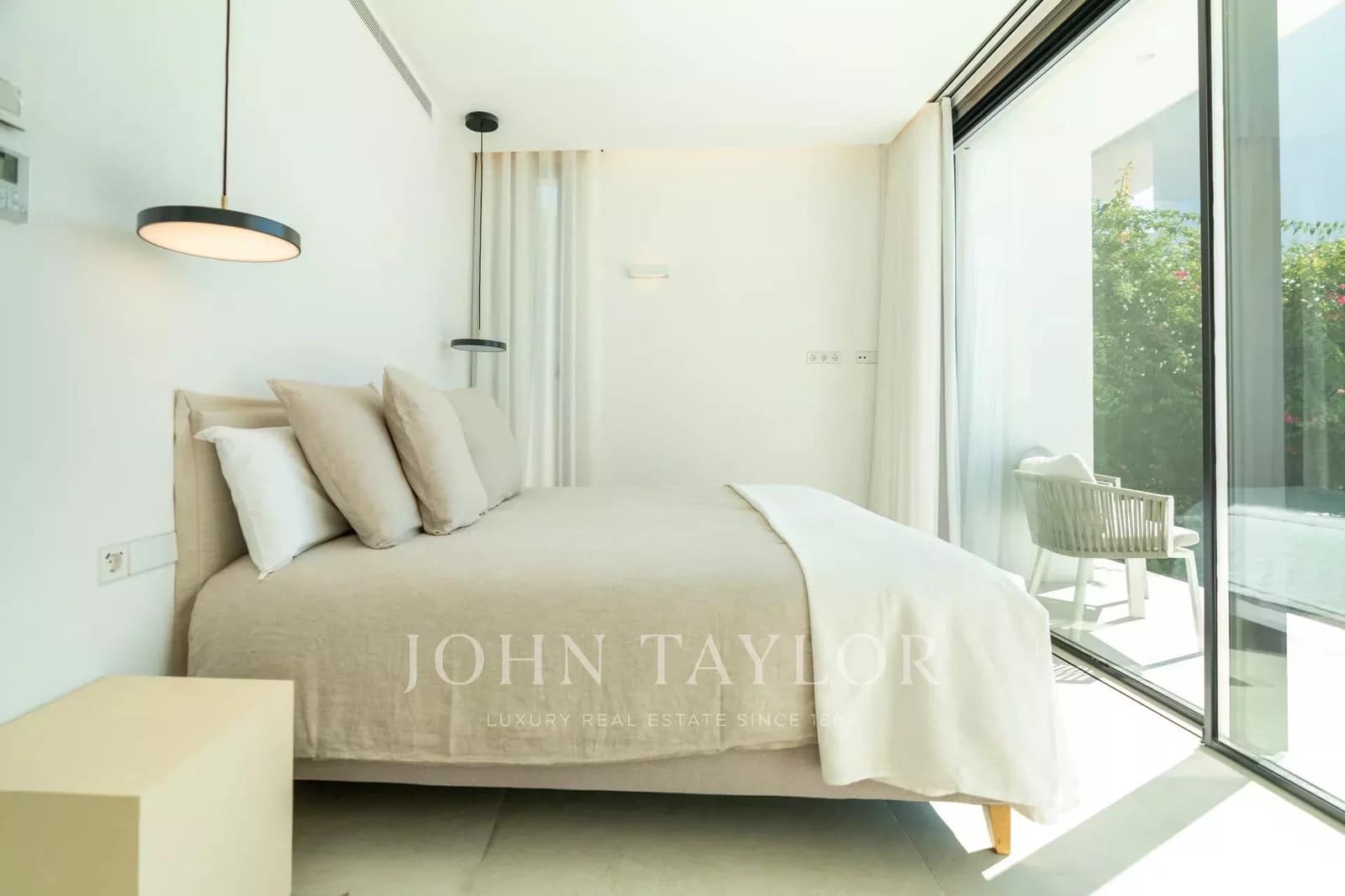 5 bedroom Villa for rent in Cap Martinet with pool - € 17,500 (Ref: 9428639)