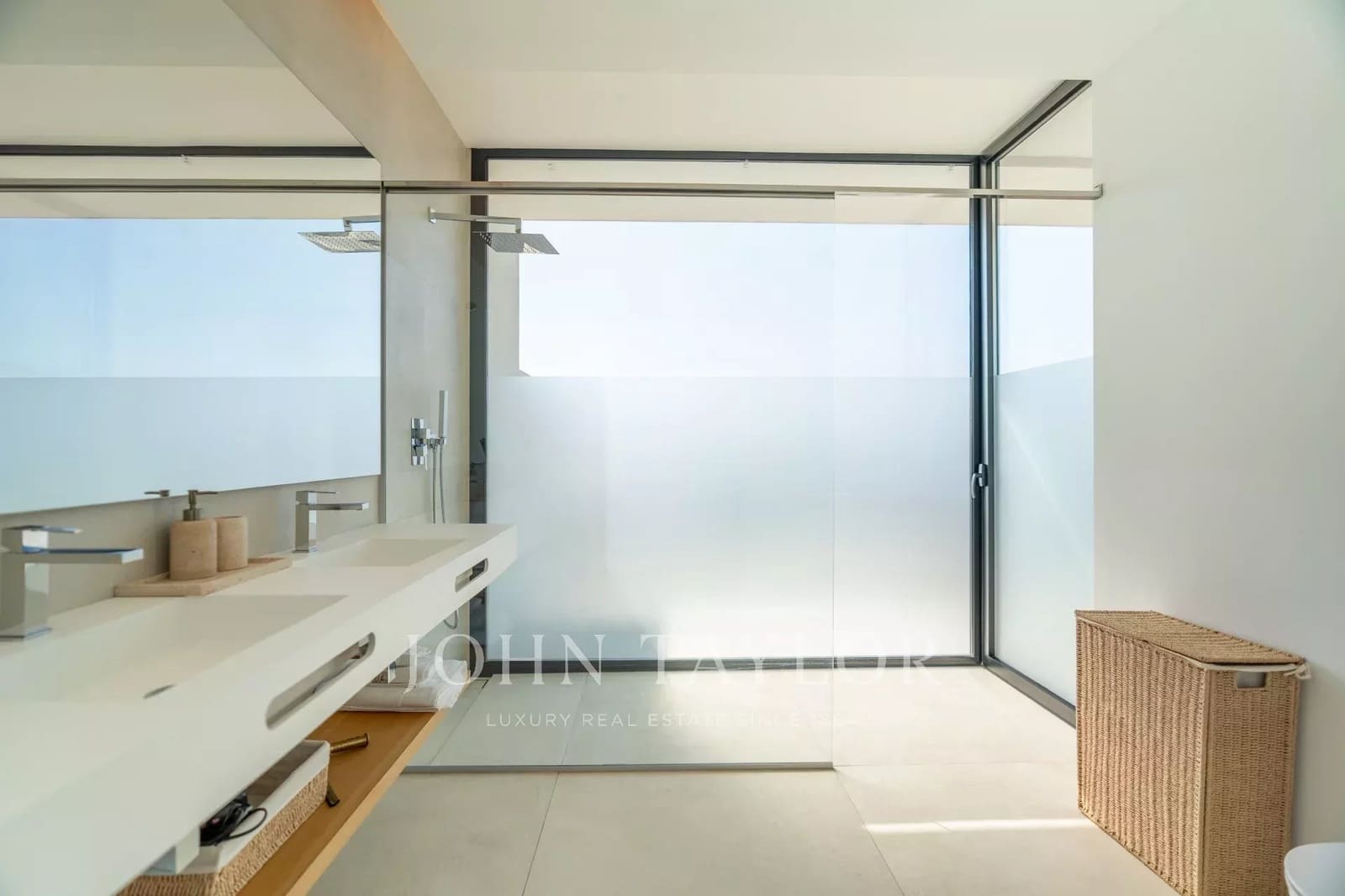 5 bedroom Villa for rent in Cap Martinet with pool - € 17,500 (Ref: 9428639)