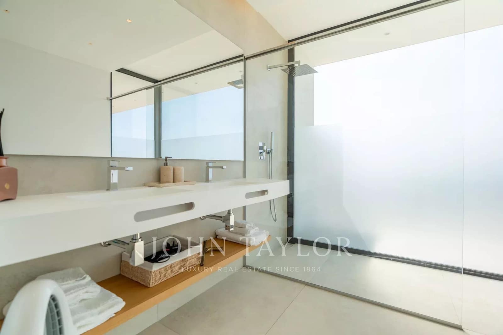 5 bedroom Villa for rent in Cap Martinet with pool - € 17,500 (Ref: 9428639)