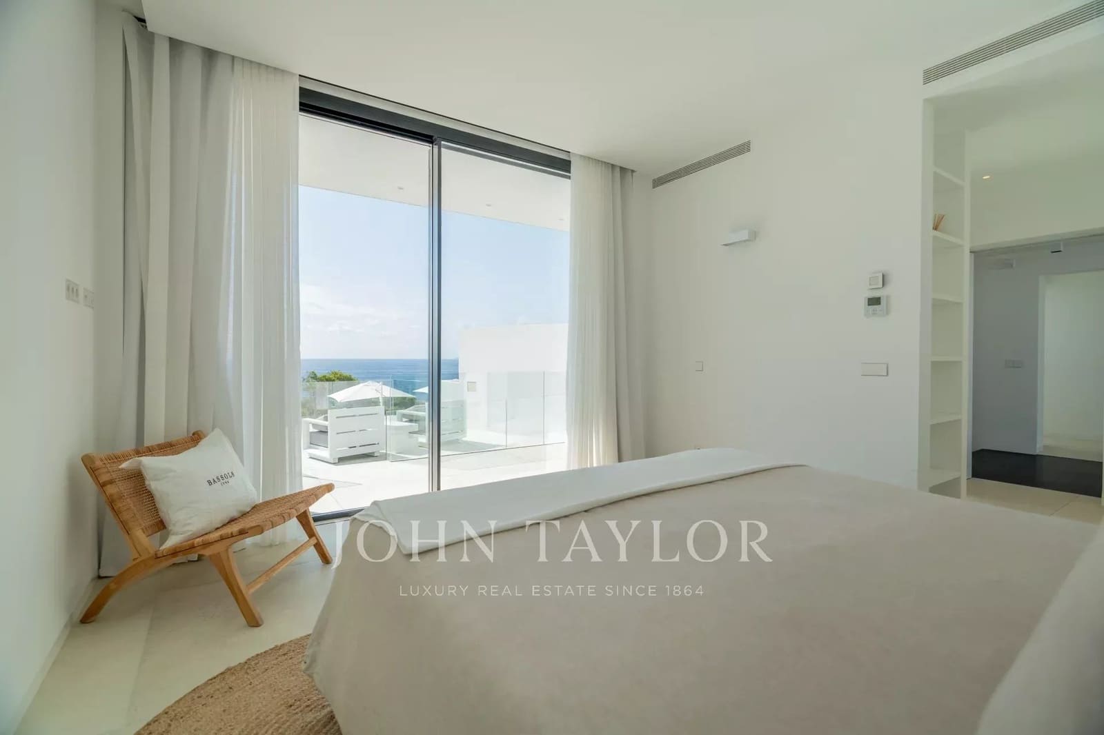 5 bedroom Villa for rent in Cap Martinet with pool - € 17,500 (Ref: 9428639)