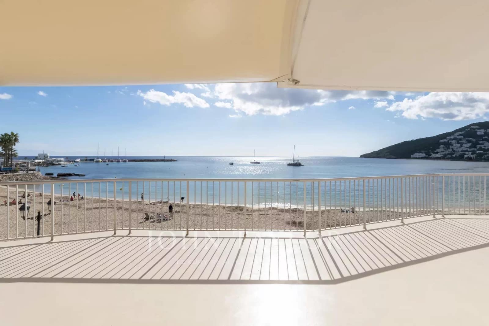 2 bedroom Apartment for sale in Santa Eulalia / Santa Eularia with garage - € 1,200,000 (Ref: 9428644)