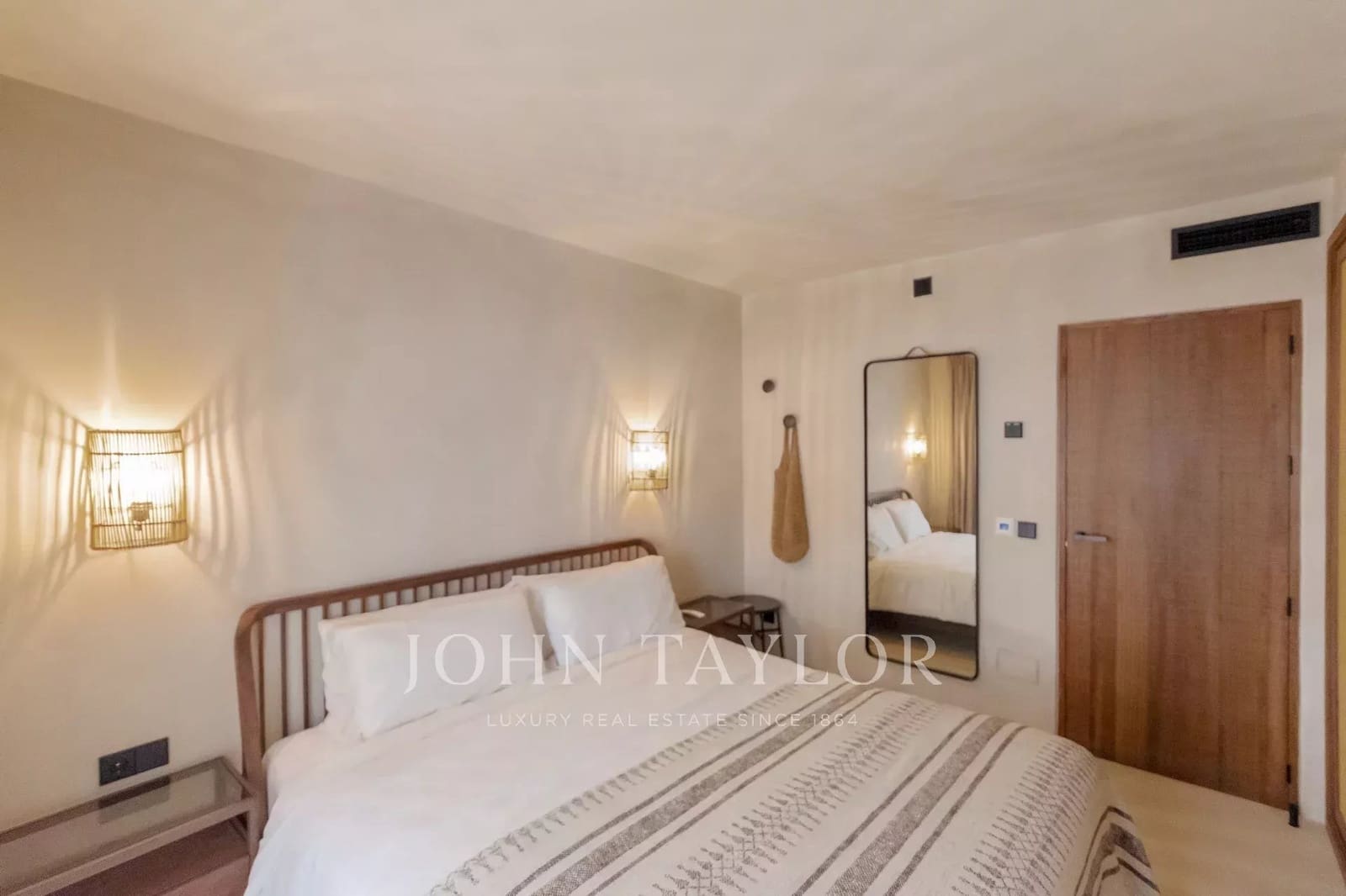 2 bedroom Apartment for sale in Santa Eulalia / Santa Eularia with garage - € 1,200,000 (Ref: 9428644)