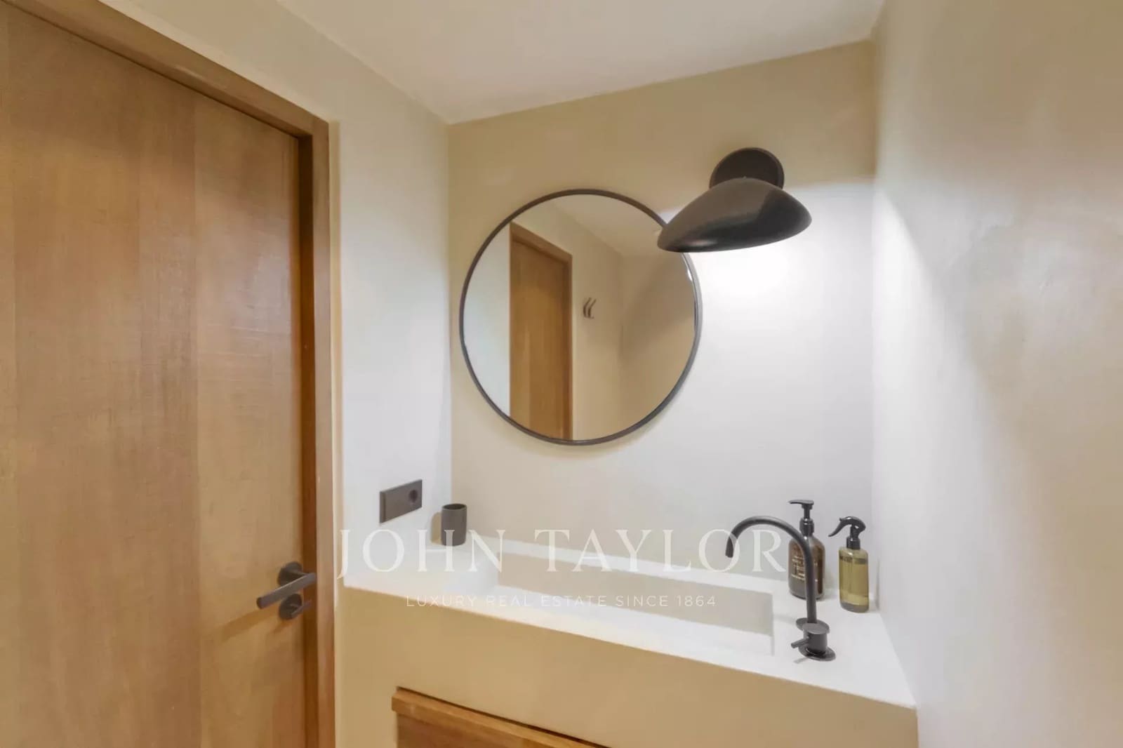 2 bedroom Apartment for sale in Santa Eulalia / Santa Eularia with garage - € 1,200,000 (Ref: 9428644)