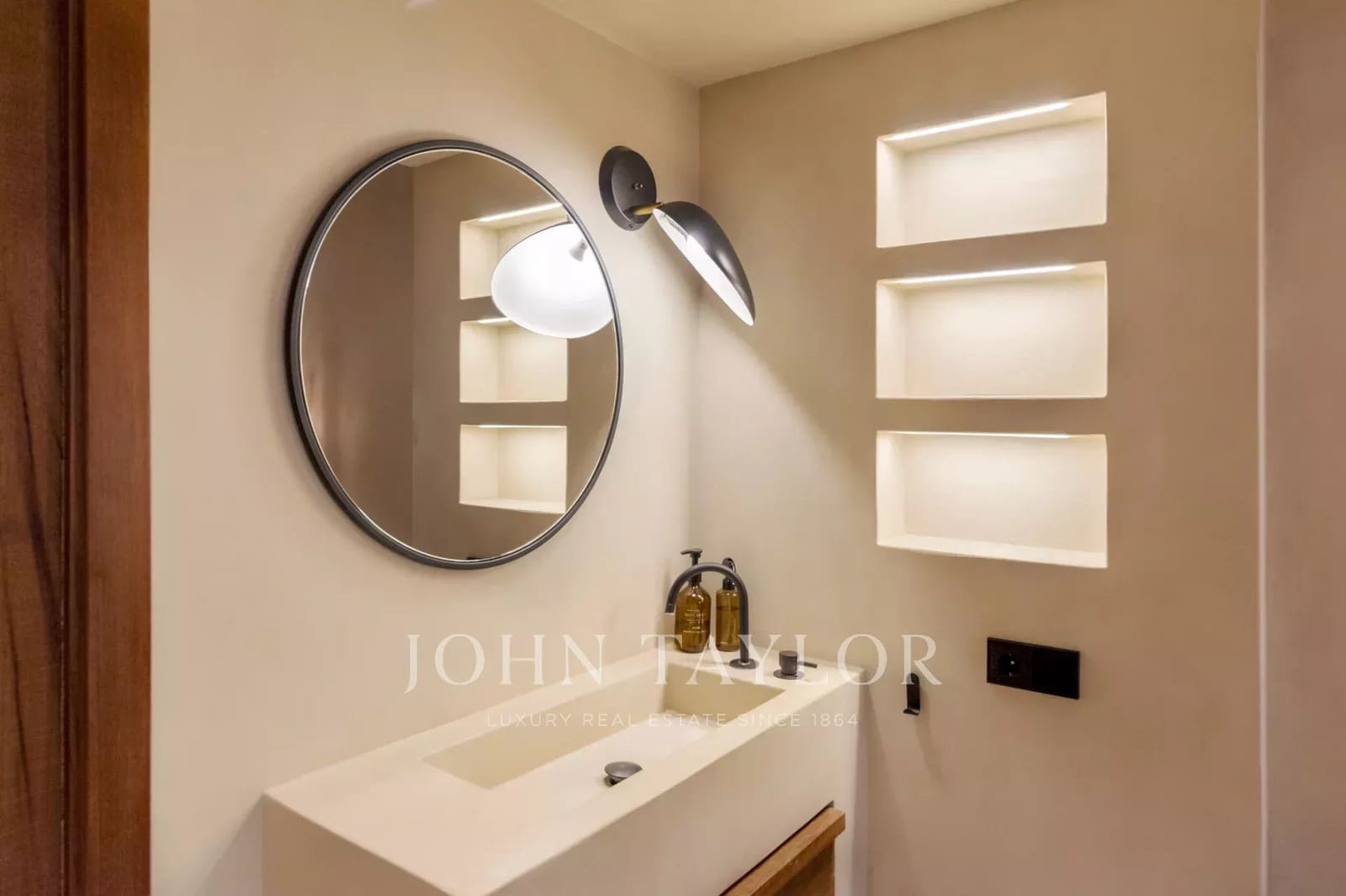 2 bedroom Apartment for sale in Santa Eulalia / Santa Eularia with garage - € 1,200,000 (Ref: 9428644)