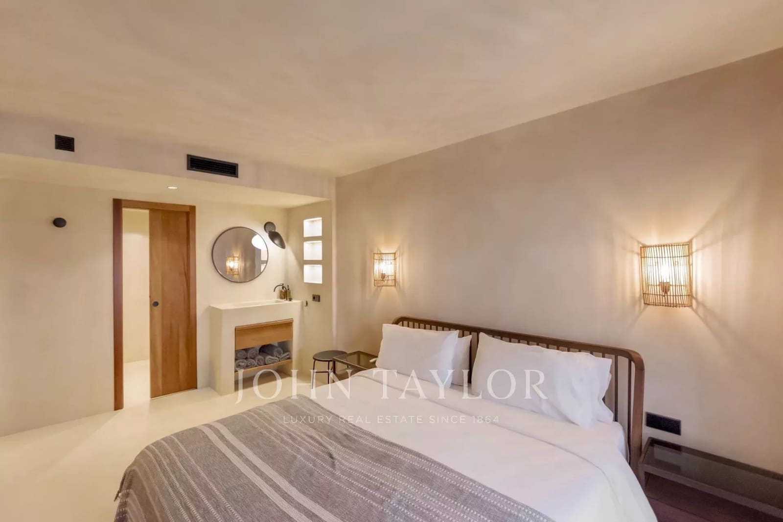2 bedroom Apartment for sale in Santa Eulalia / Santa Eularia with garage - € 1,200,000 (Ref: 9428644)