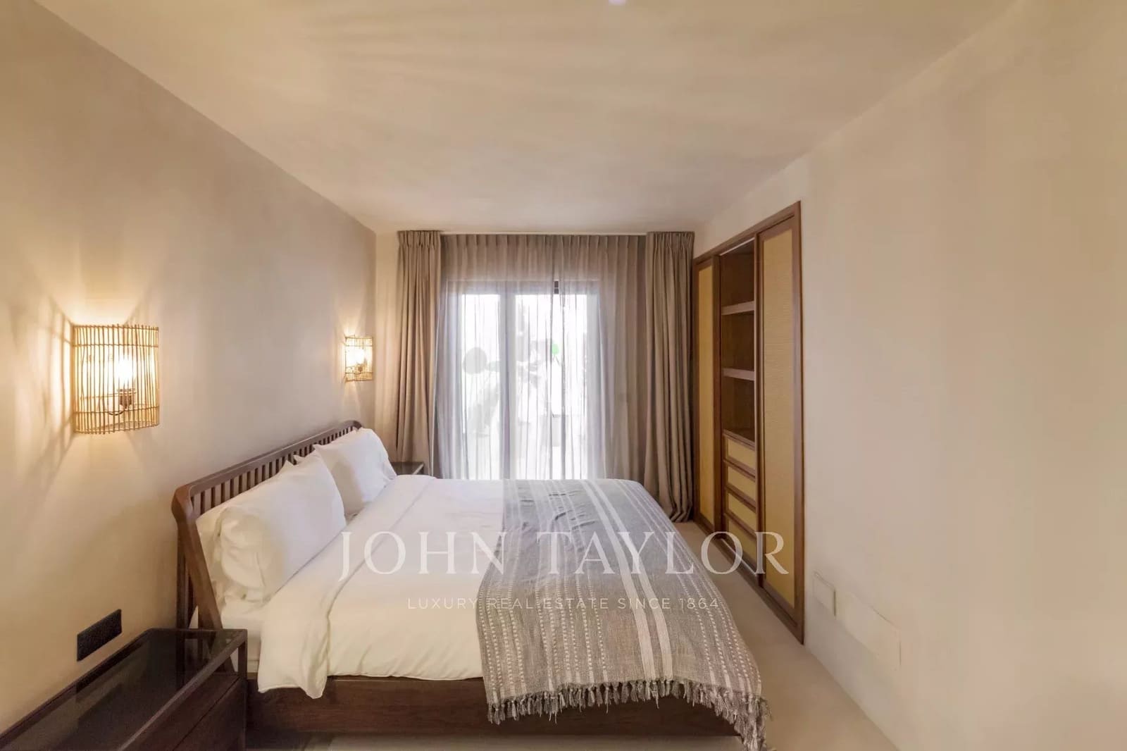 2 bedroom Apartment for sale in Santa Eulalia / Santa Eularia with garage - € 1,200,000 (Ref: 9428644)