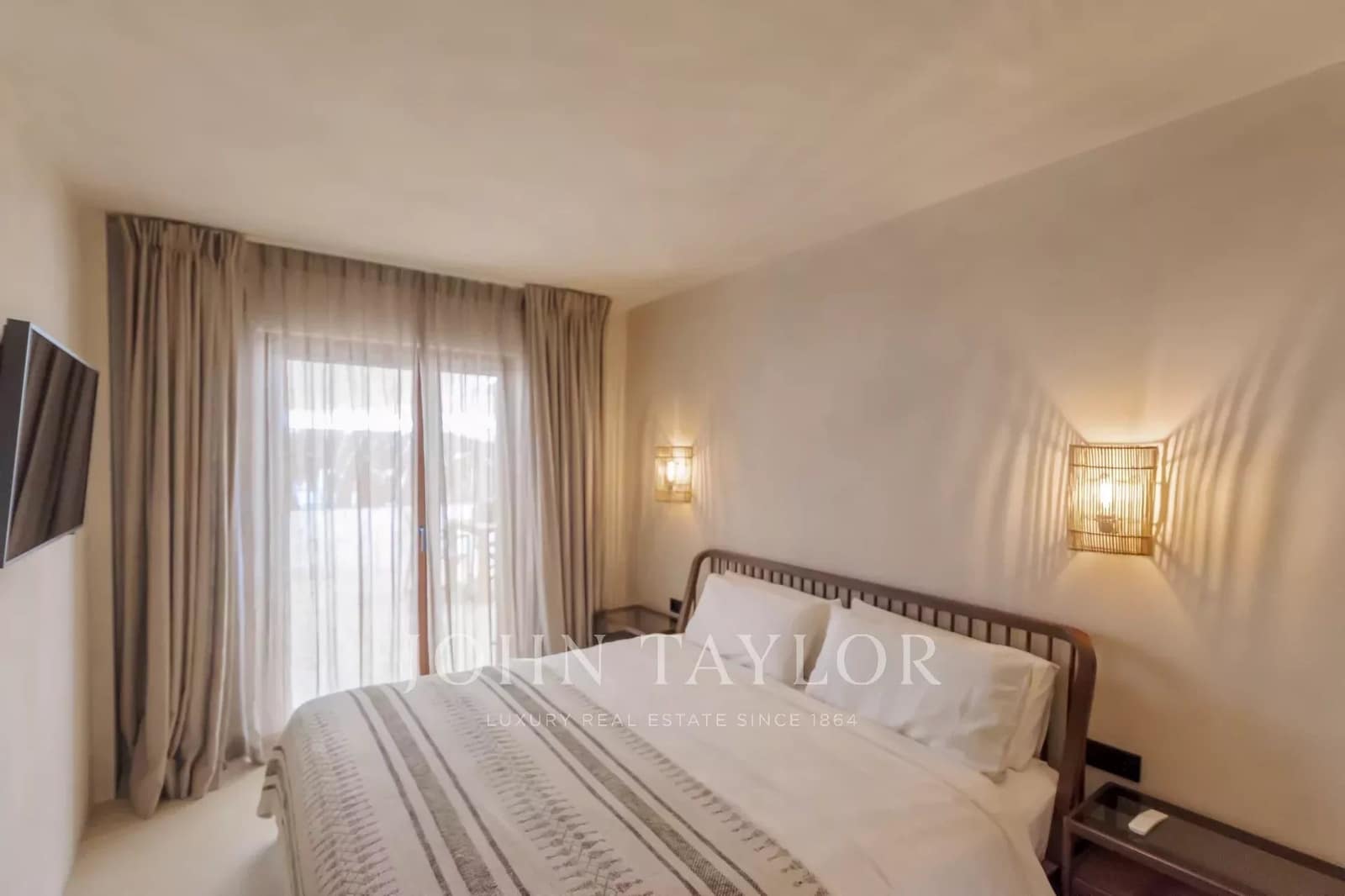 2 bedroom Apartment for sale in Santa Eulalia / Santa Eularia with garage - € 1,200,000 (Ref: 9428644)