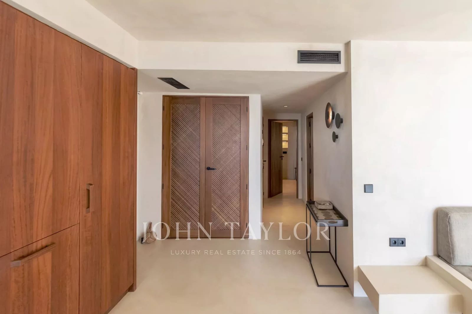 2 bedroom Apartment for sale in Santa Eulalia / Santa Eularia with garage - € 1,200,000 (Ref: 9428644)