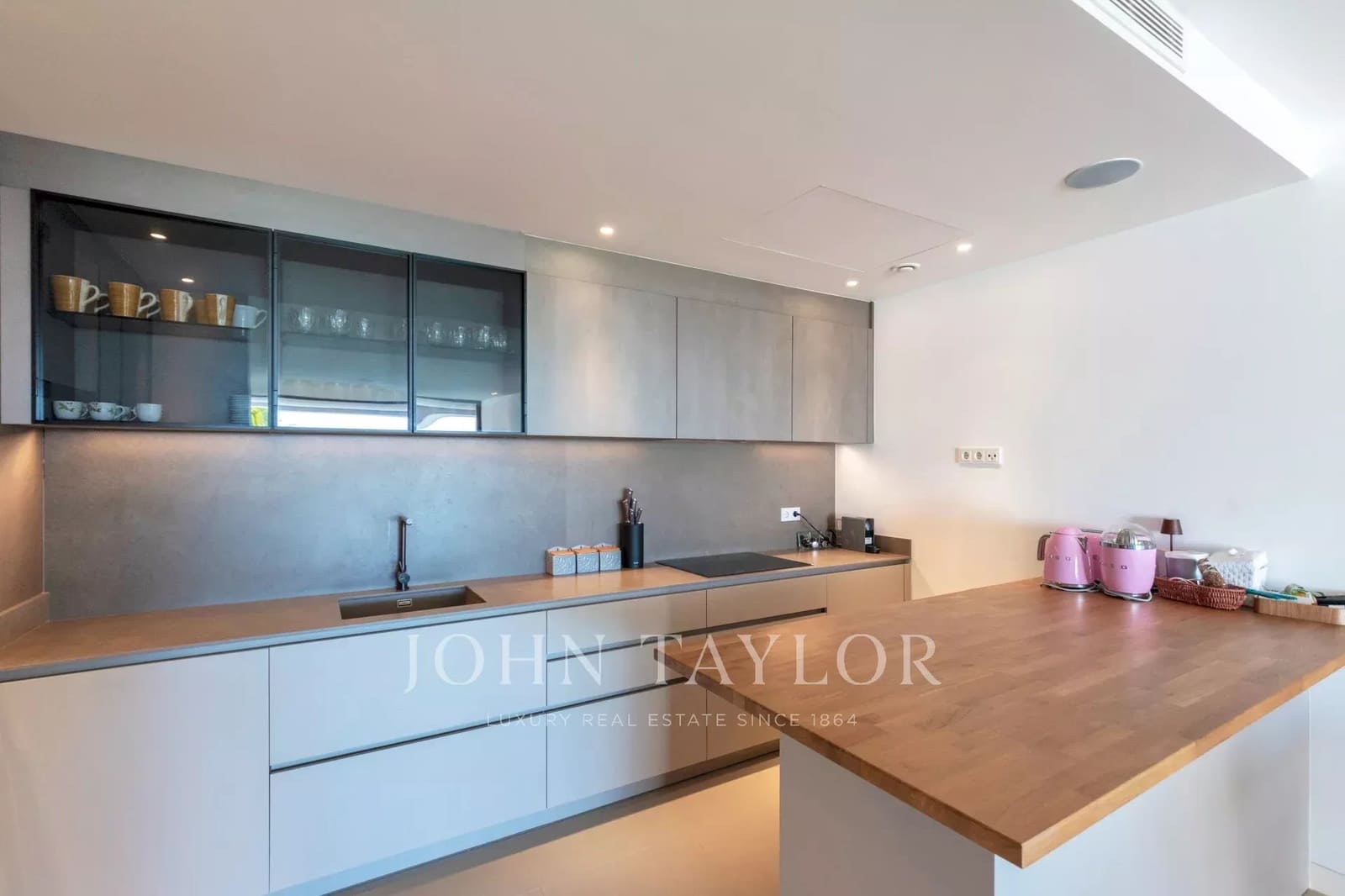 3 soverom Leilighet til salgs i Talamanca med svømmebasseng - € 3 100 000 (Ref: 9428649)