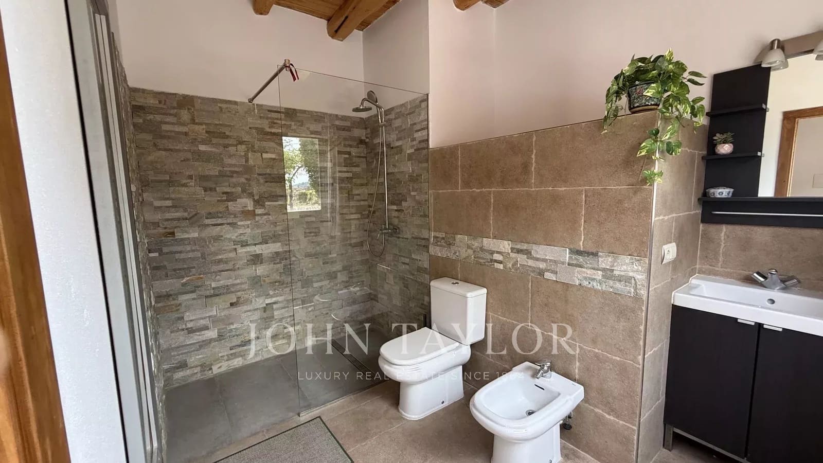 6 bedroom Apartment for rent in Cala Llonga with pool - € 10,000 (Ref: 9428660)