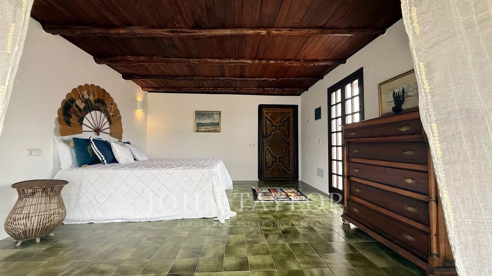 6 bedroom Apartment for rent in Cala Llonga with pool - € 10,000 (Ref: 9428660)