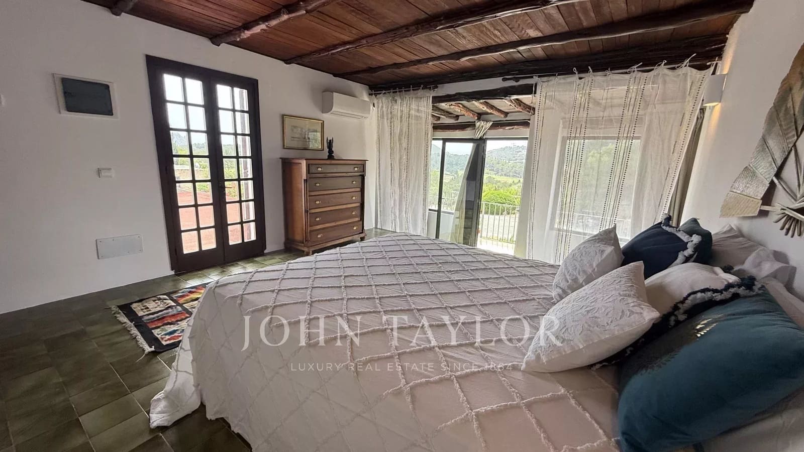 6 bedroom Apartment for rent in Cala Llonga with pool - € 10,000 (Ref: 9428660)