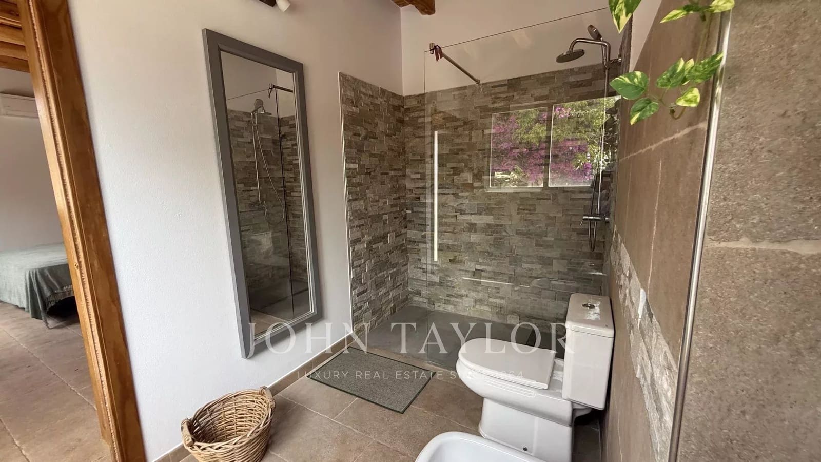 6 bedroom Apartment for rent in Cala Llonga with pool - € 10,000 (Ref: 9428660)